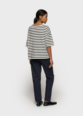 boxy v-neck tee | ecru/black