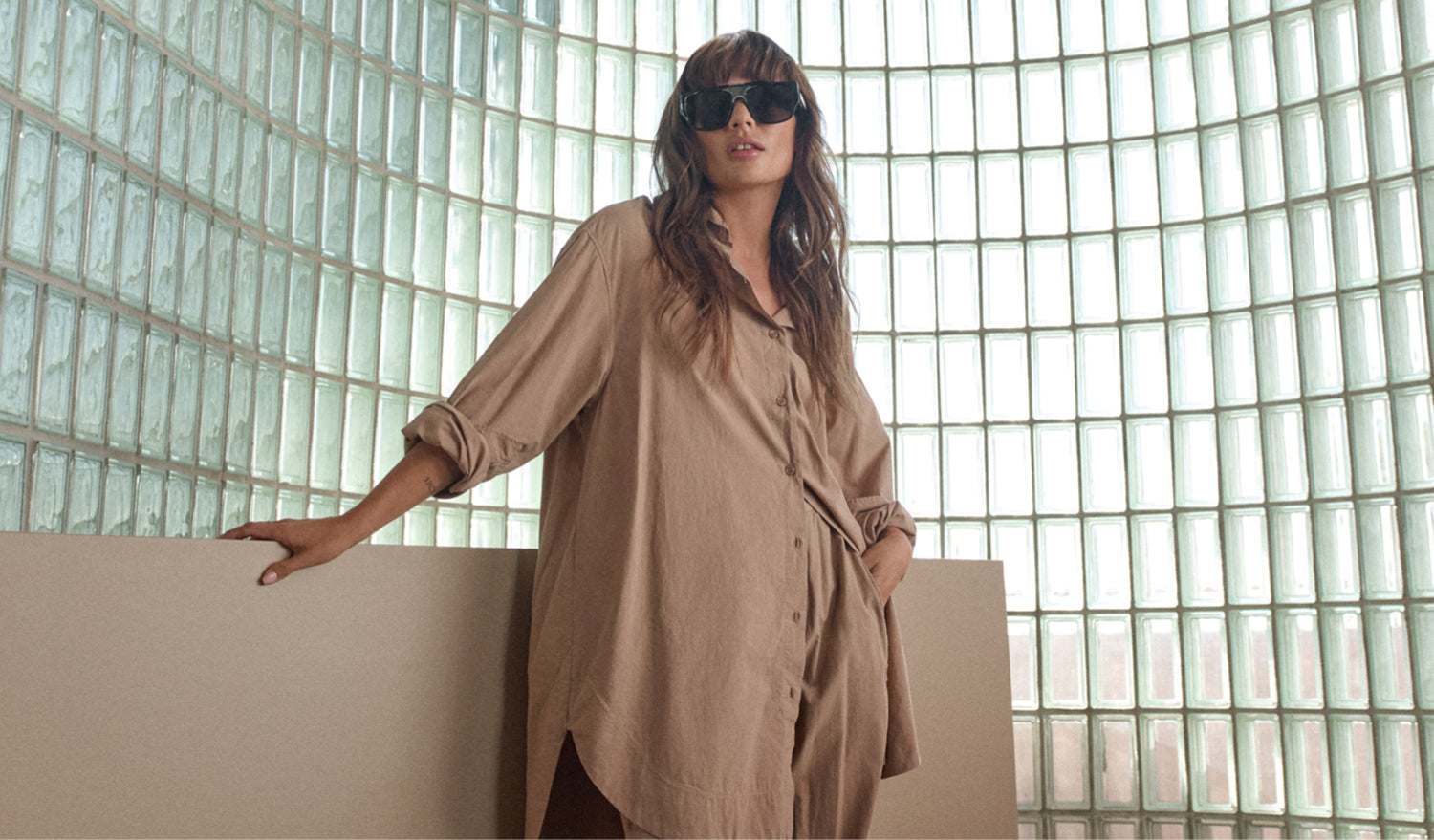 Ontdek de lange blouse en woven jogger voor dames in light fudge