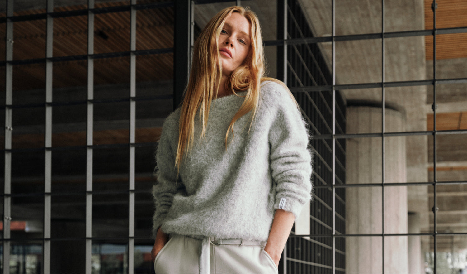 Shop de tijdloze zachte knit sweater in lichtgrijs mêlee voor dames.