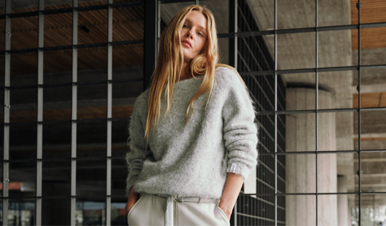 Shop de tijdloze zachte knit sweater in lichtgrijs mêlee voor dames.