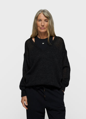 THE V-NECK KNIT SWEATER | black
