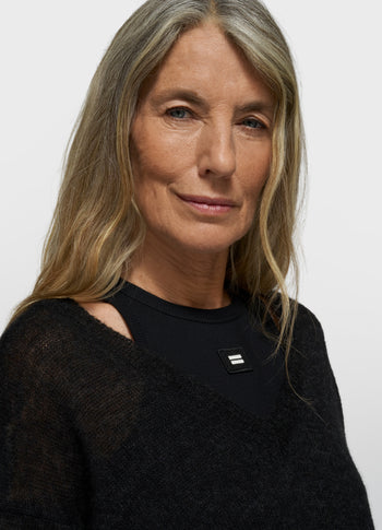 THE V-NECK KNIT SWEATER | black