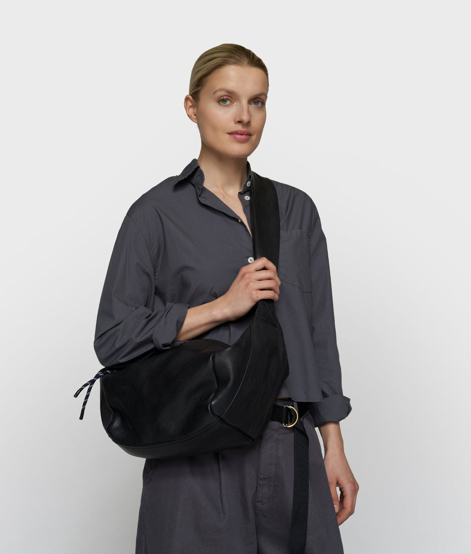leren banana bag | black