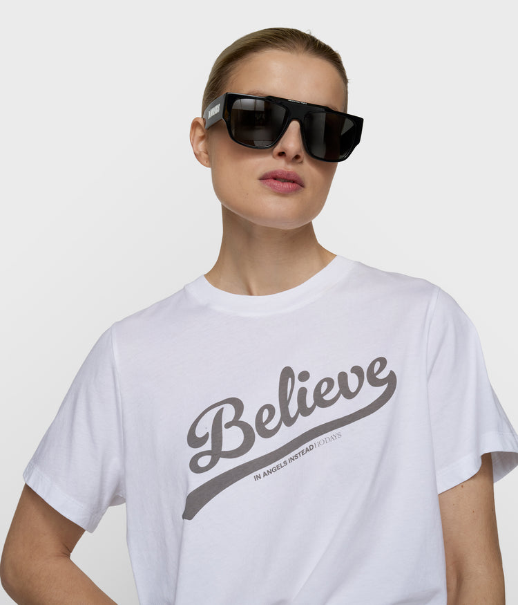 petite tee believe | white