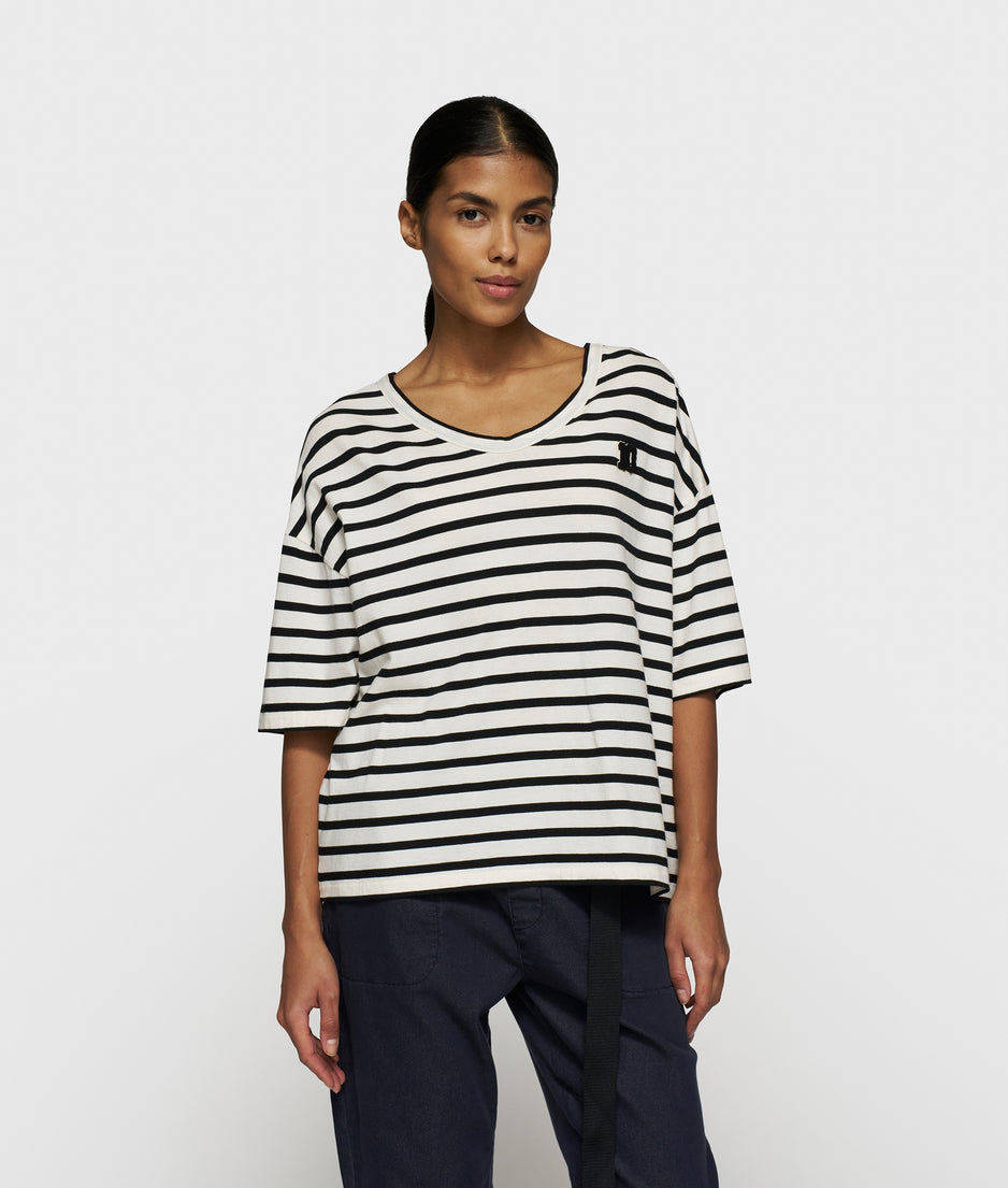 boxy v-neck tee | ecru/black