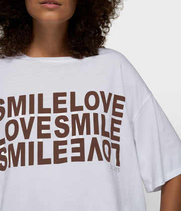 smile love tee | white