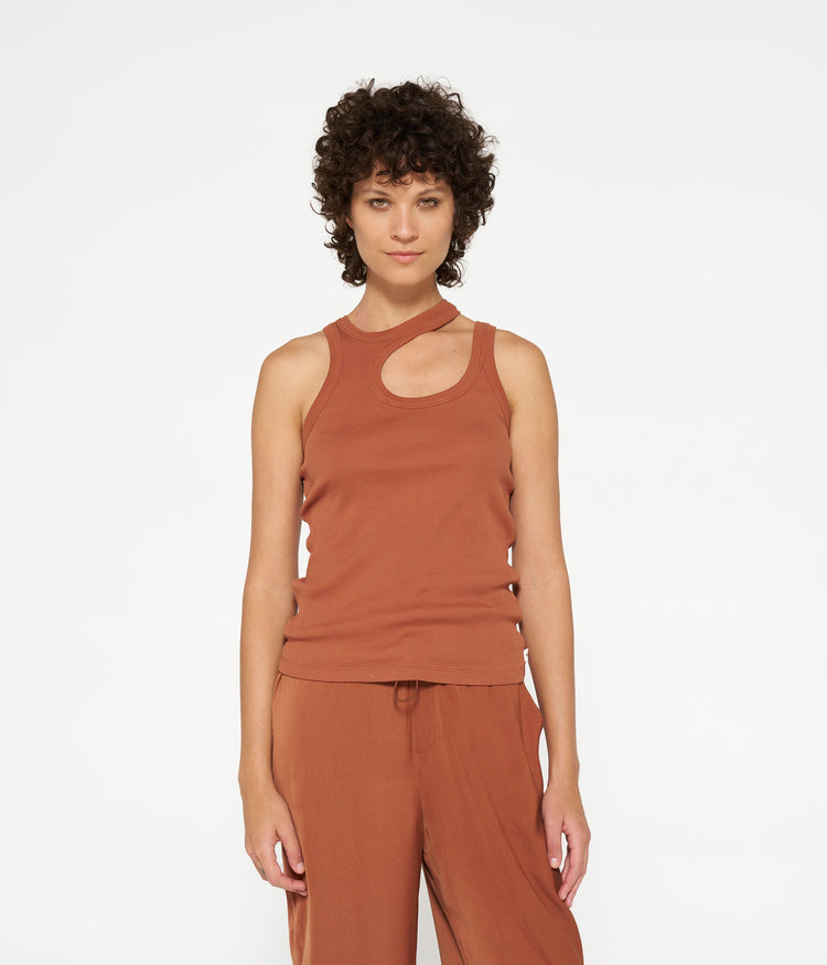 cut out tank top rib | saddle brown