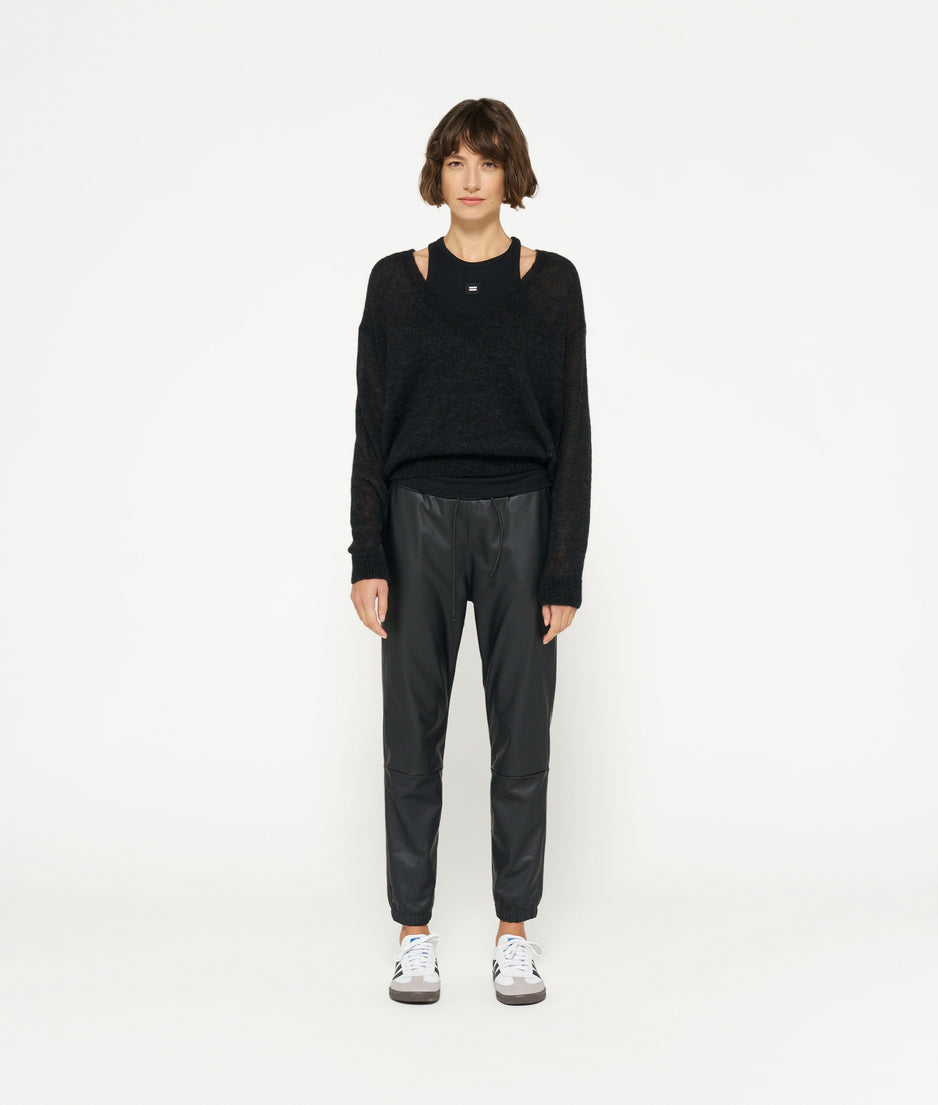 THE LEATHERLOOK CROPPED JOGGER | black