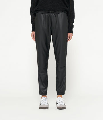 THE LEATHERLOOK CROPPED JOGGER | black