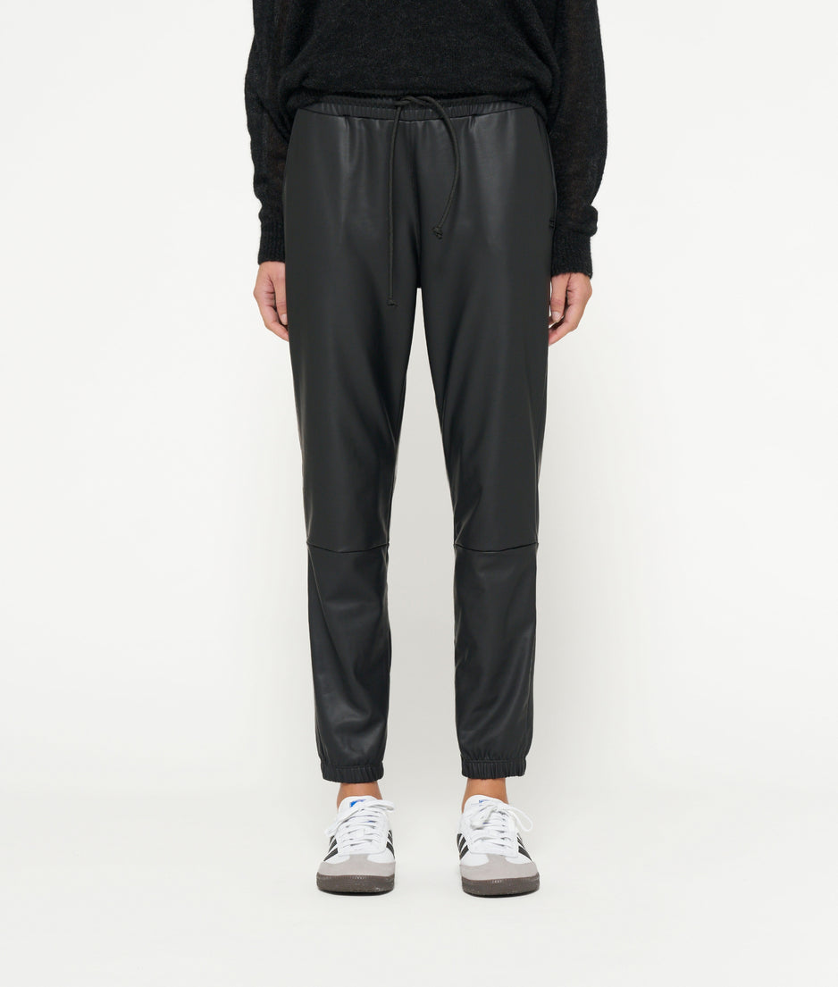 THE LEATHERLOOK CROPPED JOGGER | black