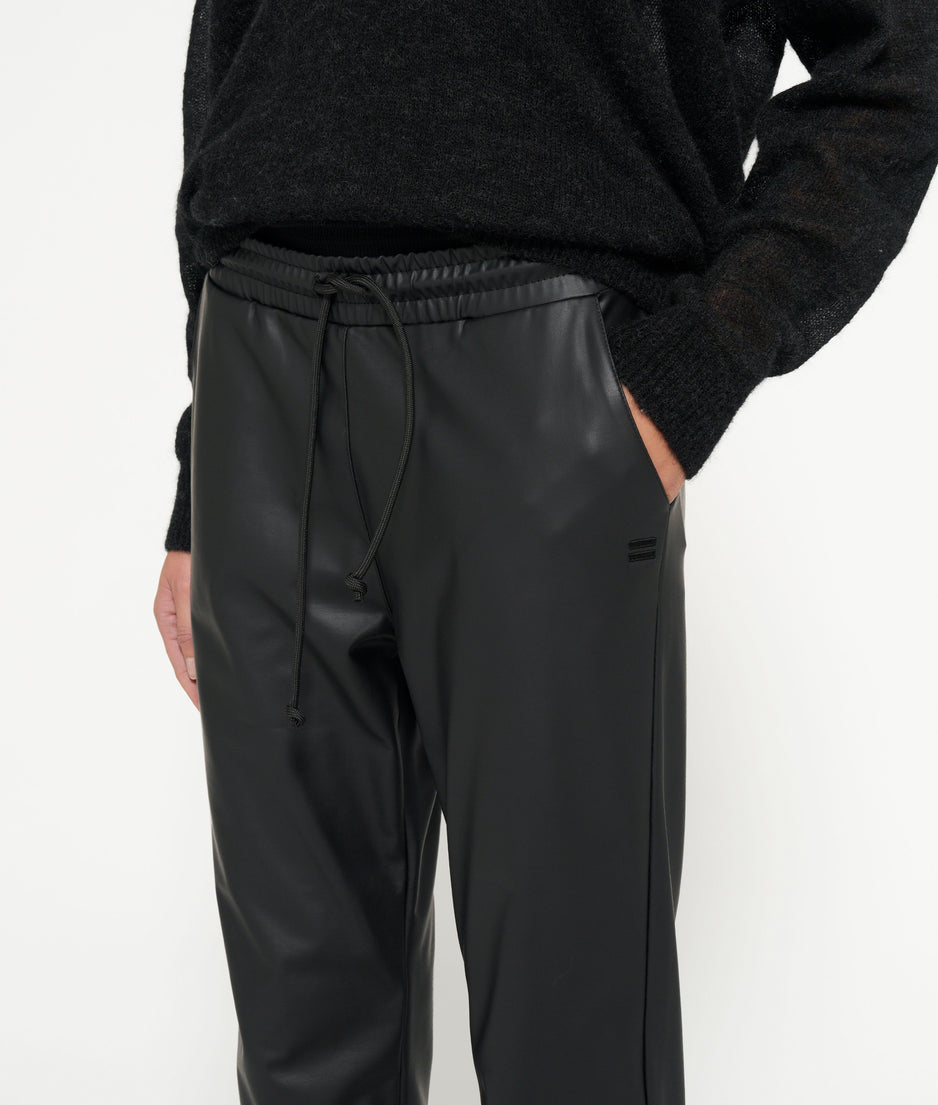 THE LEATHERLOOK CROPPED JOGGER | black