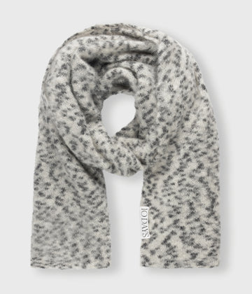 knitted scarf leopard | warm white