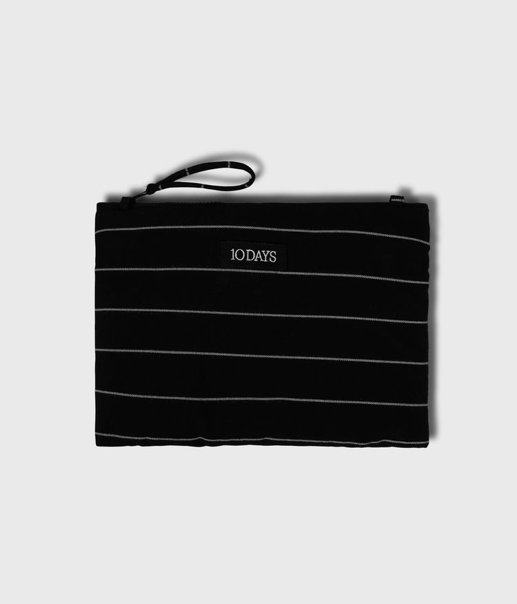 first class clutch medium | black