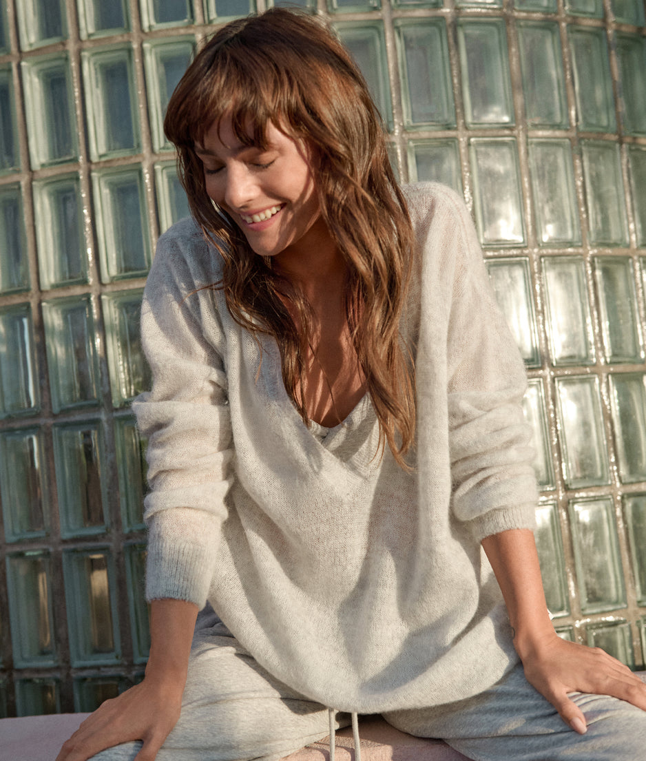 THE V-NECK KNIT SWEATER | light grey melee