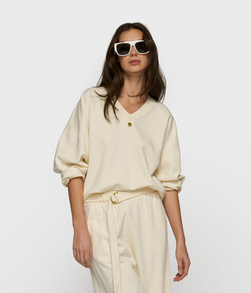 sweater v-neck fleece | soft vanilla