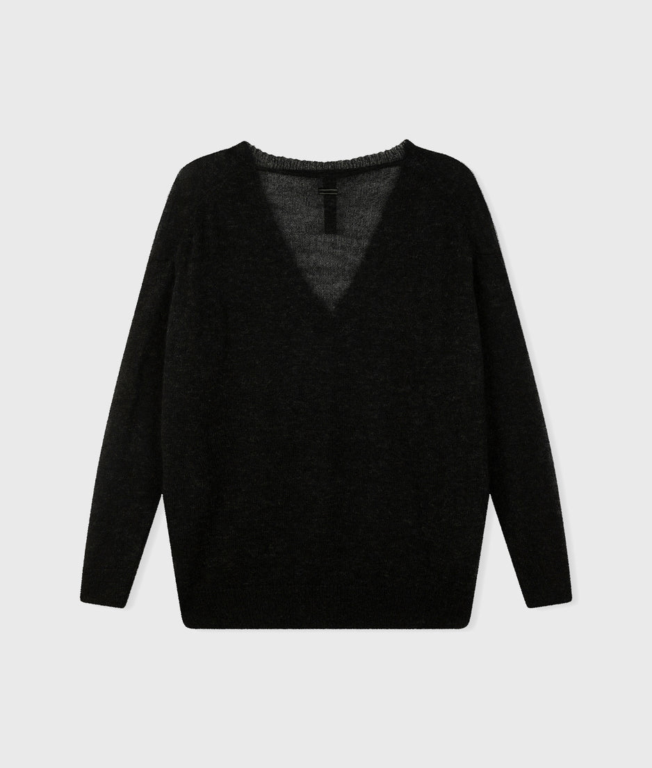 THE V-NECK KNIT SWEATER | black