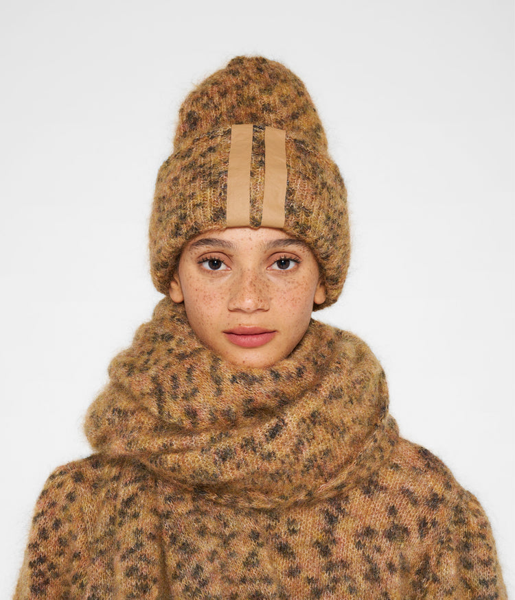 knitted beanie leopard | saddle brown