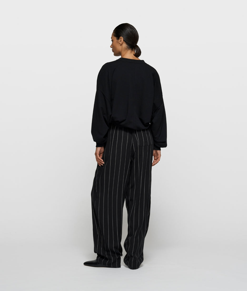 sweater pleat | black