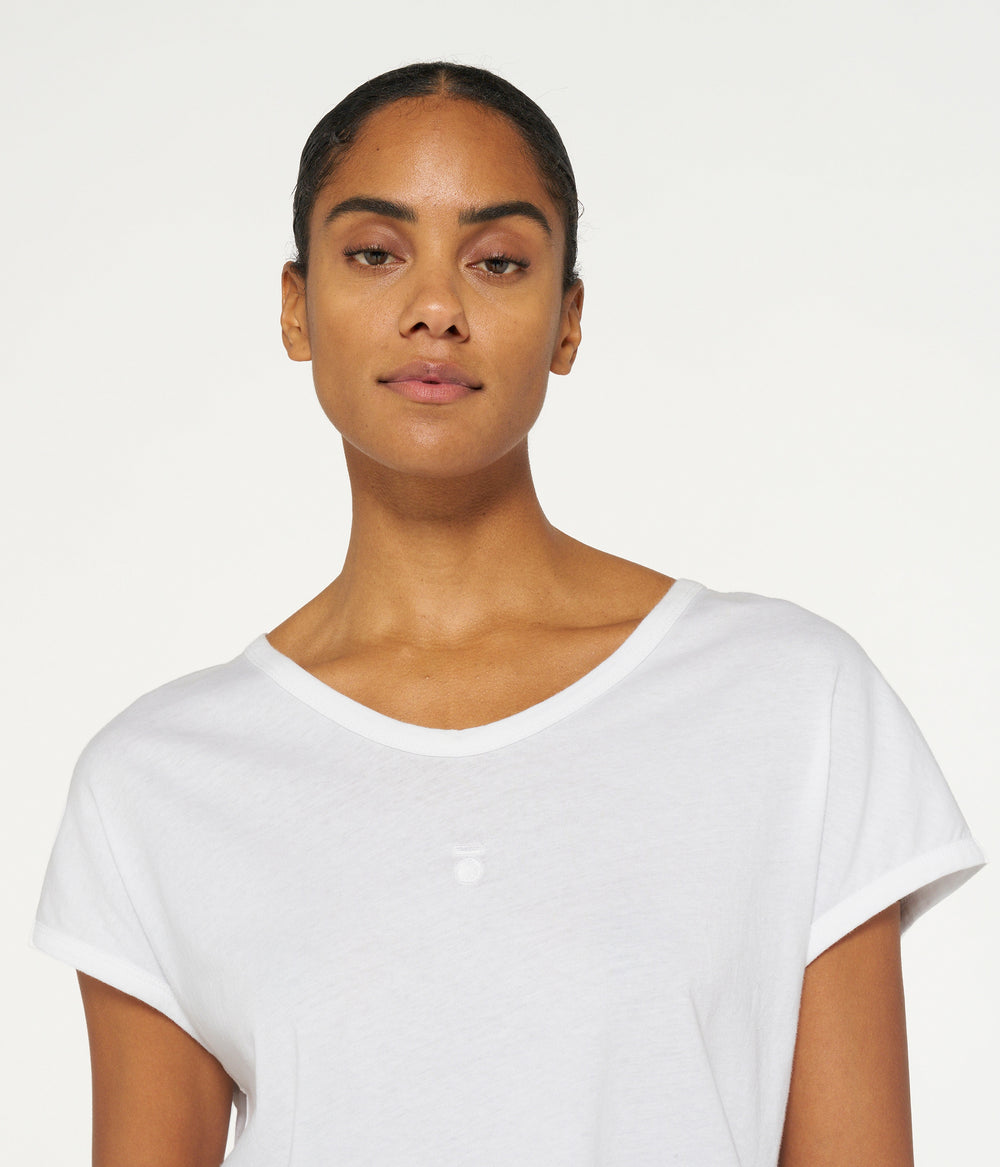 THE V-NECK TEE | white