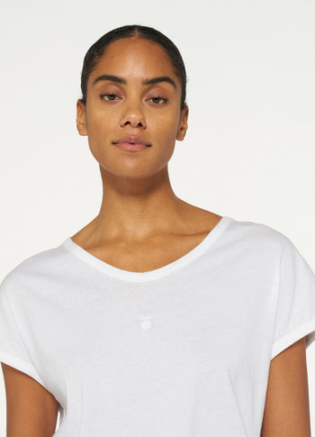 THE V-NECK TEE | white