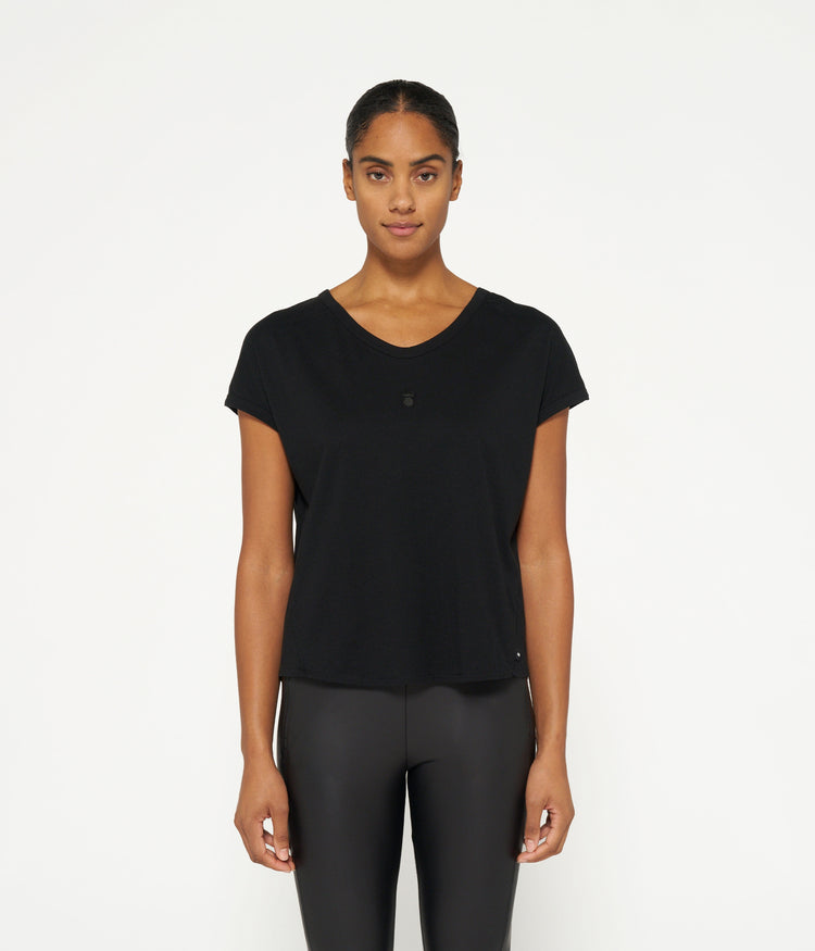 THE V-NECK TEE | black