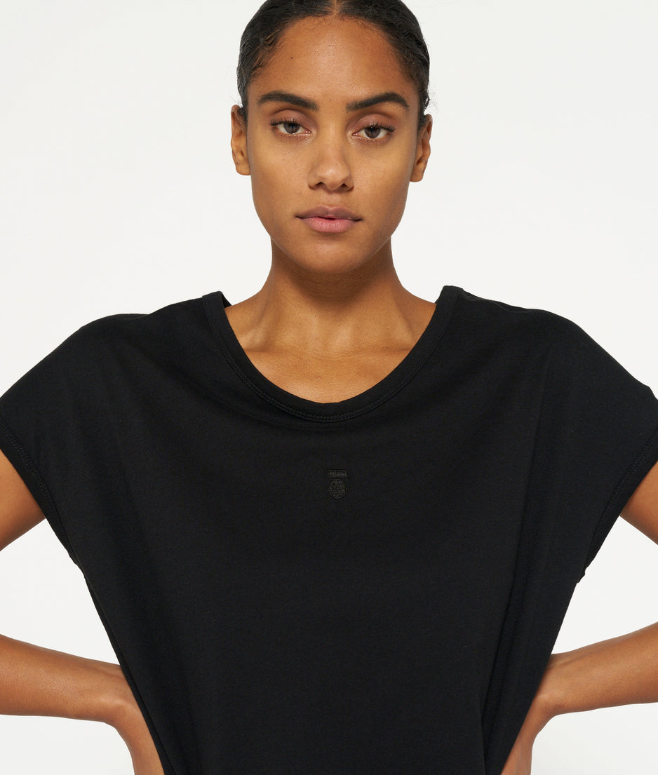 THE V-NECK TEE | black