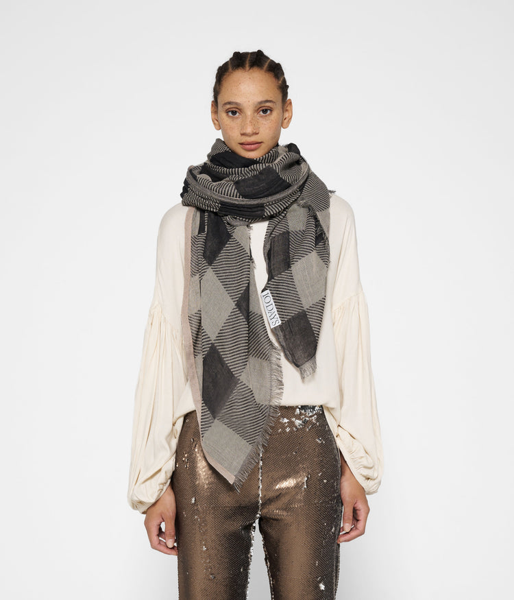 scarf check | black
