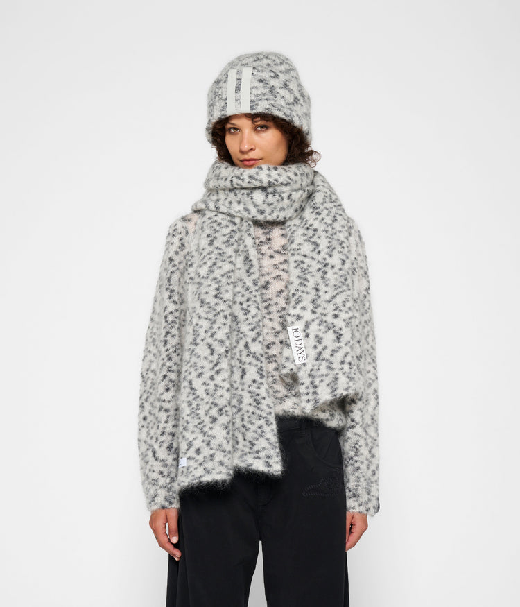 knitted scarf leopard | warm white