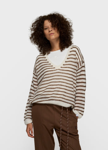 thin v-neck knit sweater | dark truffle/ecru