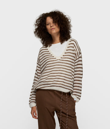 thin v-neck knit sweater | dark truffle/ecru