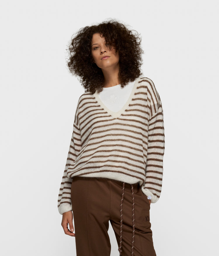 thin v-neck knit sweater | dark truffle/ecru
