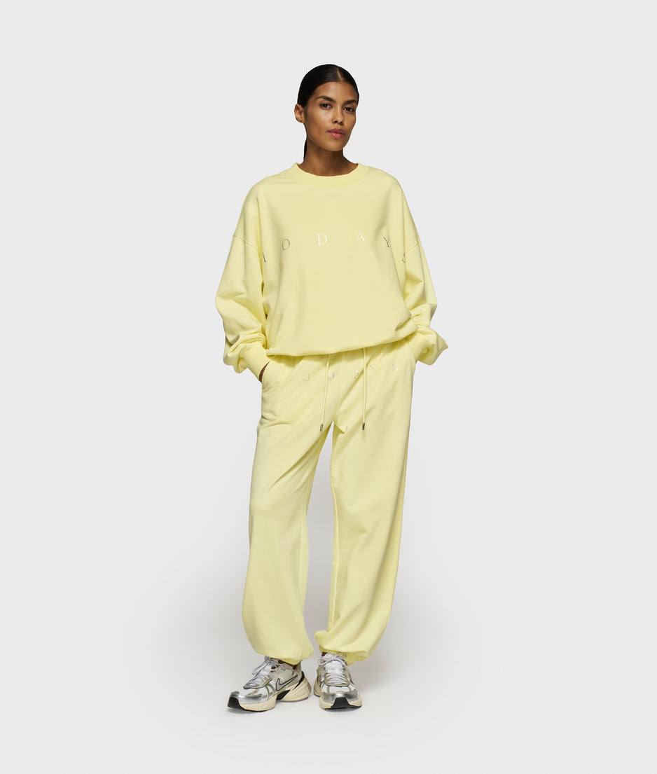 oversized sweater logo | pastel yellow
