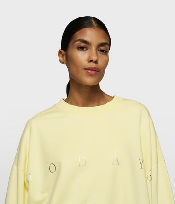 oversized sweater logo | pastel yellow