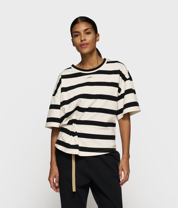 tee gathering stripes | ecru/black