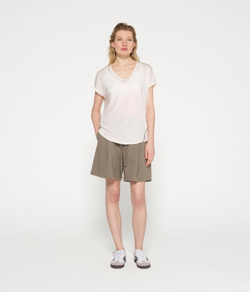v-neck tee medal | ecru