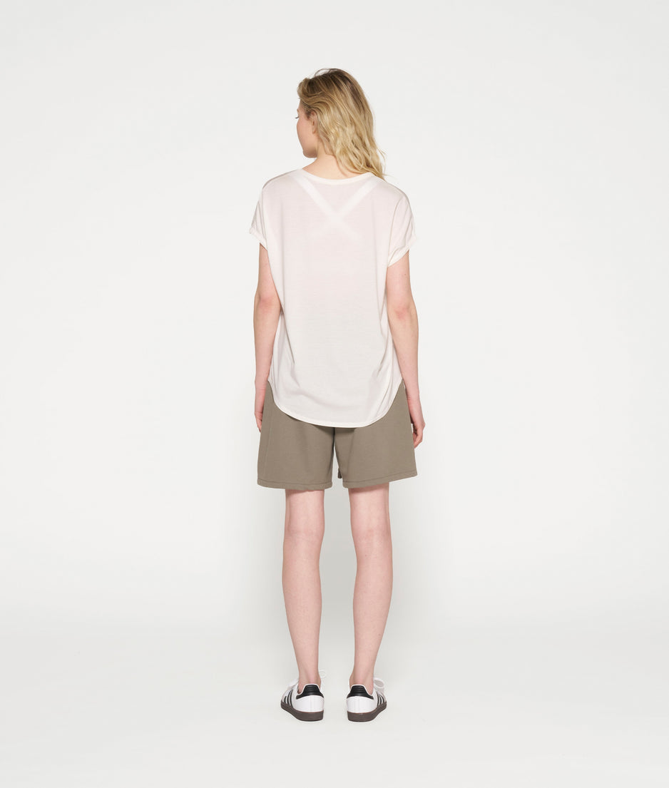 v-neck tee medal | ecru