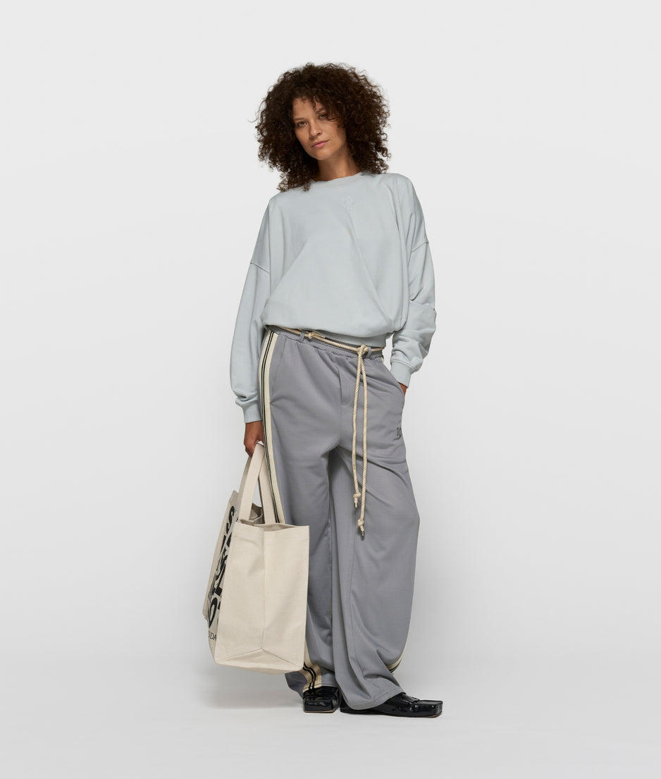 sweater pleat | clean blue